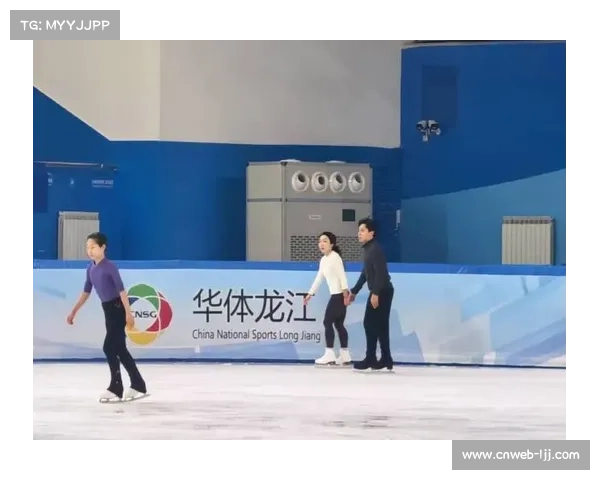 花滑锦标赛现场观众热情高涨,选手表演后互动签名 花滑锦标赛现场观众热情高涨,选手表演后互动签名